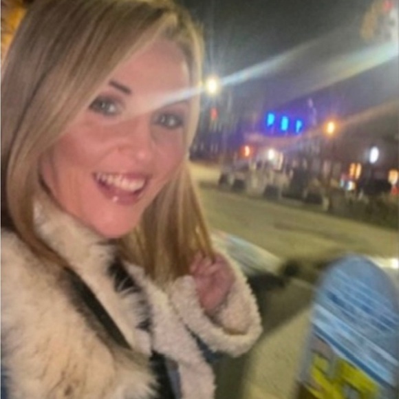 LIVE TONIGHT!! New Inventory Low Starts!! Designer Bags & Wallets!! ❤️ - Picture 6 of 9